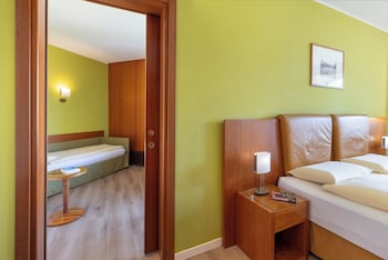 Junior Suite, Partial Lake View