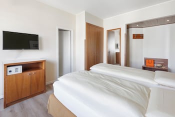 Junior Suite, Partial Lake View