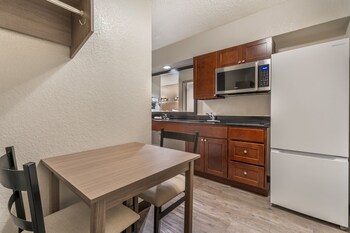 Deluxe Room, 1 King Bed, Non Smoking, Kitchenette