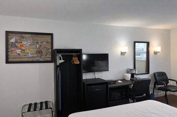 Room, 2 Queen Beds, Non Smoking, Jetted Tub