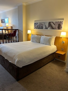 Family Room (2 Adults + 2 Children)
