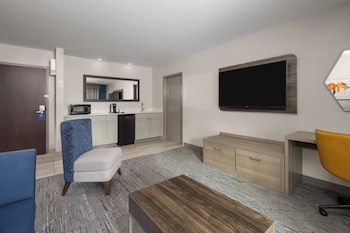 Suite, 1 King Bed, Balcony