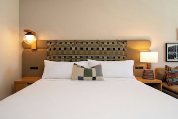 Room, 1 King Bed (Mobility Accessible, Tub)