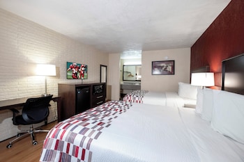 Deluxe Room, 2 Queen Beds, Smoking