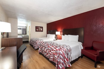 Deluxe Room, 2 Queen Beds, Smoking