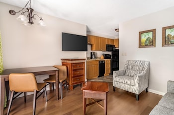 1 BEDROOM 1 KING OR QUEEN SUITE WITH BALCONY