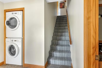 2 BEDROOM 1 KING 2 TWINS 2 LEVEL TOWNHOUSE