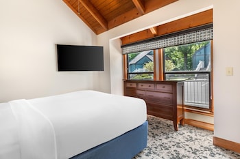 1 BEDROOM 1 QUEEN TOWNHOUSE WITH BALCONY