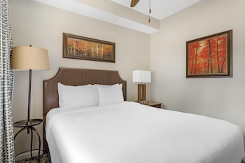 1 BEDROOM 1 QUEEN SUITE WITH BALCONY