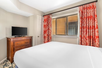 1 BEDROOM 1 KING OR QUEEN SUITE WITH BALCONY