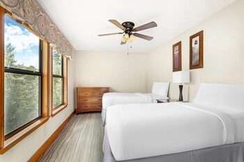 2 BEDROOM 1 KING 2 TWINS 2 LEVEL TOWNHOUSE