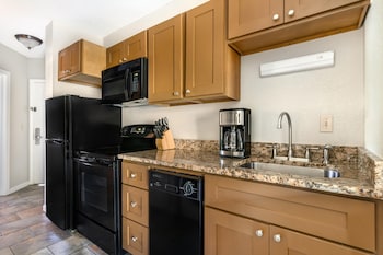1 BEDROOM 1 QUEEN SUITE AND BALCONY