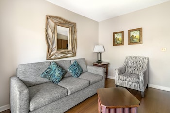 1 BEDROOM 1 QUEEN SUITE AND BALCONY