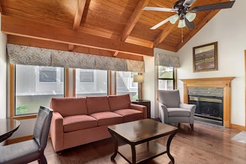 1 BEDROOM 1 QUEEN TOWNHOUSE WITH SOFABED