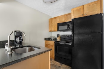 1 BEDROOM 1 QUEEN TOWNHOUSE WITH SOFABED