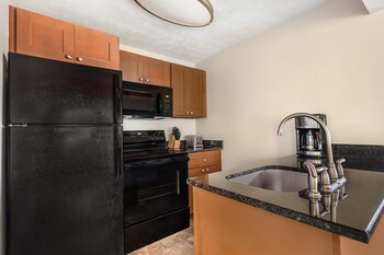 1 BEDROOM 1 QUEEN TOWNHOUSE WITH BALCONY