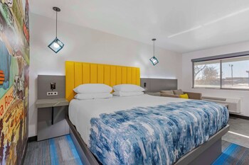 Suite, 1 King Bed, Accessible, Non Smoking (with Sofabed)