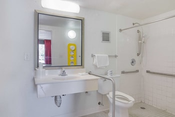 Deluxe Room, 1 Queen Bed, Accessible, Smoking