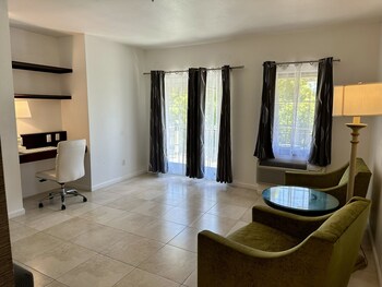 Suite, 1 King Bed, Non Smoking, Jetted Tub (Balcony)