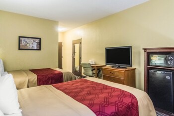 Standard Room, 2 Double Beds, Non Smoking (Pet Friendly)