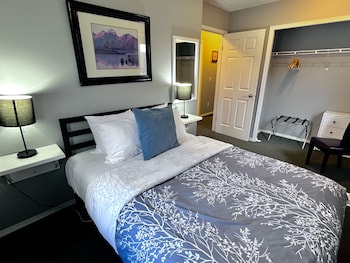 Three-Bedroom Apartment 106, No air conditioning. BL-RES-12548