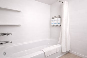 Room, 2 Queen Beds, Accessible (Roll-In Shower)