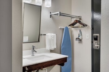 Room, 1 King Bed, Accessible, Non Smoking (Mobility,Roll-In Shower)