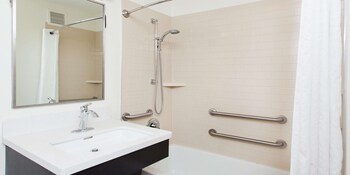 Studio Suite, 1 Queen Bed, Accessible (Mobility Tub)