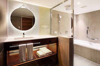 Suite, 1 King Bed, Balcony, Ocean View (Tower)