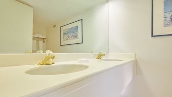 WEST ONE BEDROOM SUITE 2 QUEEN NON-SMOKING