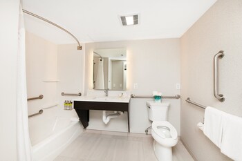 Standard Room, 2 Queen Beds, Roll-in Shower (Communications Accessible)