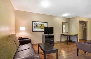 Deluxe Studio, 1 Queen Bed with Sofa bed, Non Smoking