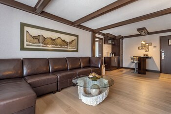 Suite, 1 King Bed, Non Smoking, Refrigerator