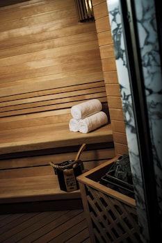 Club Room, 1 King Bed, City View