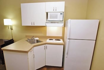 Room, 1 Queen Bed, Roll-in Shower, Non Smoking (Kitchen, Modern)