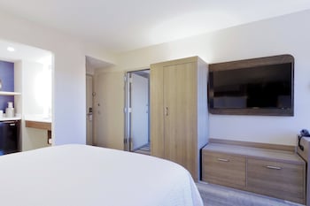 Standard Room, 1 King Bed, Roll-in Shower (Mobility Accessible)