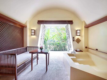 Deluxe Room, 1 King Bed, Bathtub