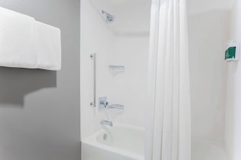 Room, 2 Queen Beds, Accessible Bathtub