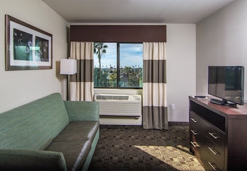 Suite, 2 Queen Beds, Accessible (Communications)