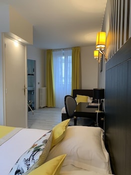 Deluxe Triple Room, City View