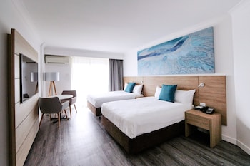 Deluxe Room 1 King Bed, Accessible Room