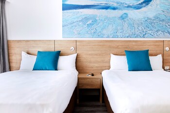 Deluxe Room 1 King Bed, Accessible Room