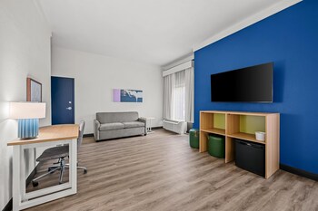 Room, 2 Queen Beds, Mobility Accessible, Bathtub