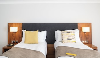 Standard Room, 2 Twin Beds (Bath Shower Combination)