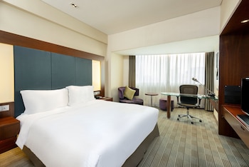Premium Room, 1 King Bed, Accessible, Club Lounge Access (Lounge Access)
