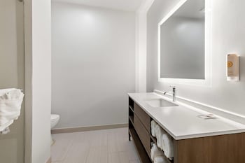 Standard Room, 2 Queen Beds (with Stand-In Shower)