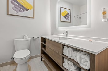 Standard Room, 2 Queen Beds (with Tub)