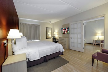Suite, 1 King Bed, Accessible (2 Rooms, Smoke Free)