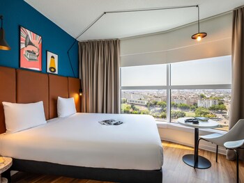 Standard room with 1 double bed (city view)