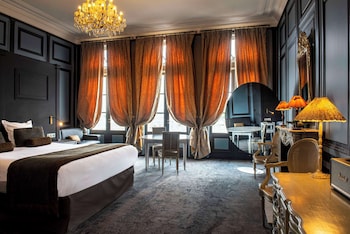 Suite, 1 Queen Bed (Larger Room;with Sofabed)